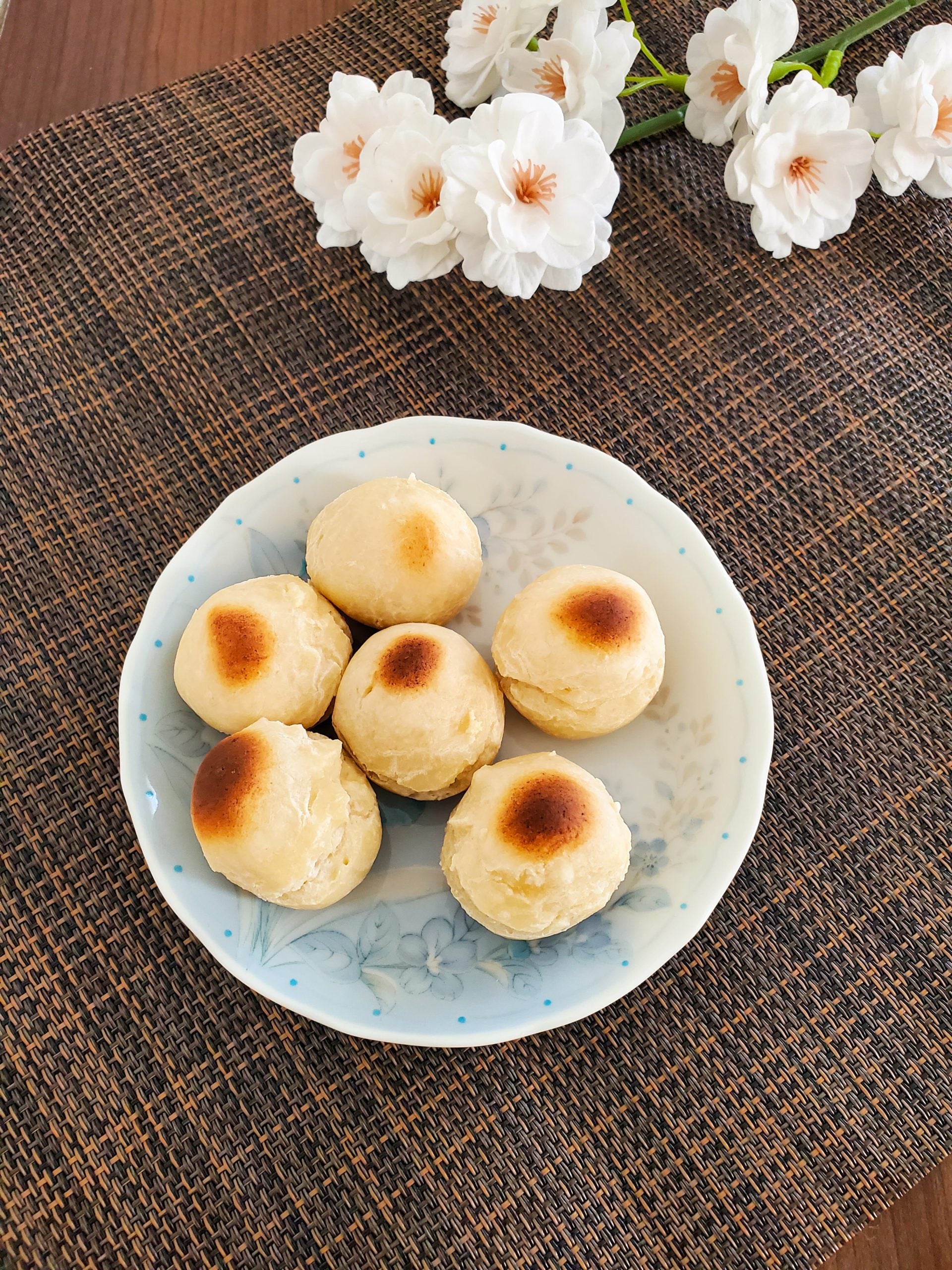 胡麻プロテインで作るもちもちごまパン｜朝食＆おやつにぴったりな簡単レシピ